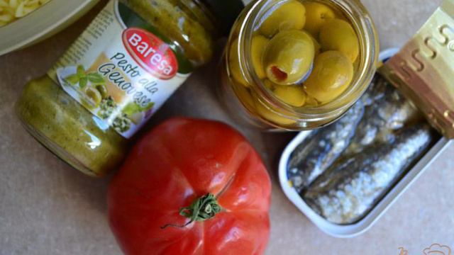 Макаронный салат с оливками и сардинами