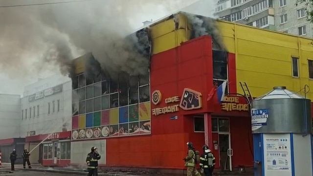 Торговый центр горит в подмосковном Орехово-Зуево на 80 квадратных метрах
