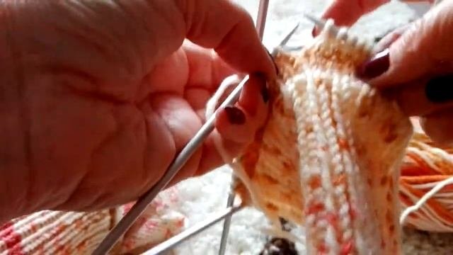 Вяжем носки со сменной пяткой следом и мыском.. Тонкости разделения  петель для стопы носка.вяжем