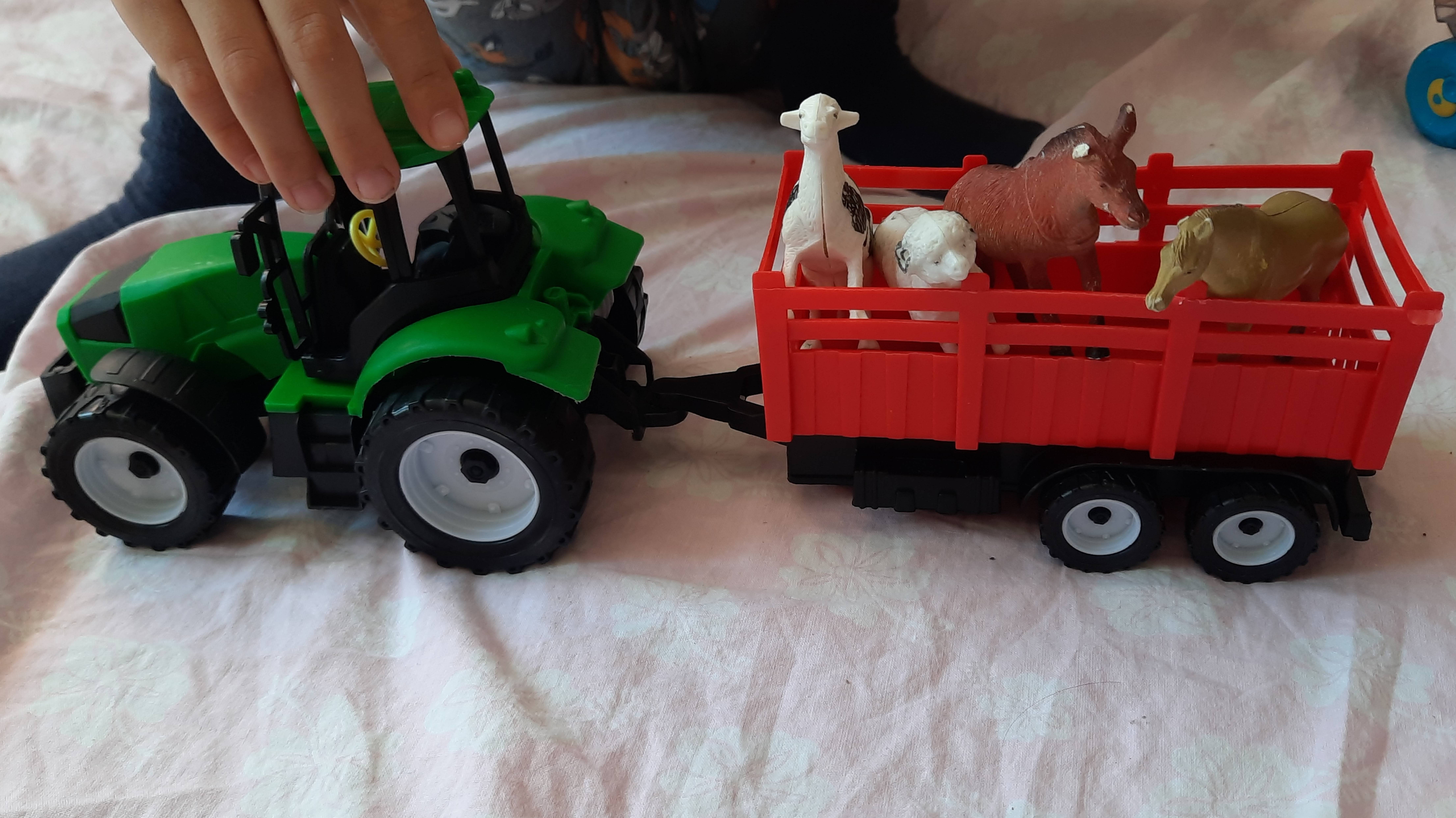 Дети играют с трактором 🙂❤️😃
Зеленый трактор и красный прицеп 🙂❤️😃
Синий трактор или зеленый? 😃