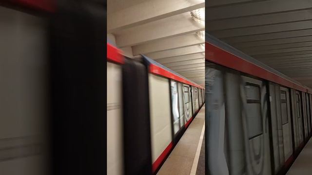 Новый поезд на зеленой ветке метро. Москва Россия. Кресла с подогревом.