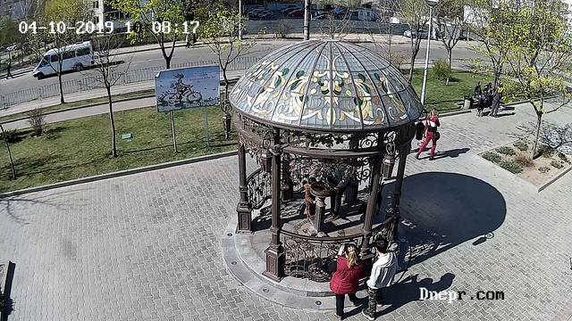 Видео с камеры Dnepr.com, установленной на бювете на пр. Мира