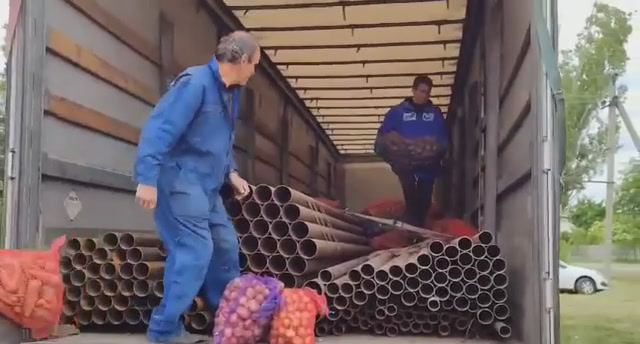 В Лисичанск из Буинска (Татарстан) доставили трубы и овощи