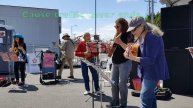 UKULELE FLASH MOB! CALI ROSE & THE CC STRUMMERS PLAY "RIDIN' ON THE METRO"