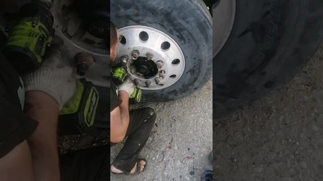 Freightliner - Открутилась ступица.
                       Гружонный под завязку