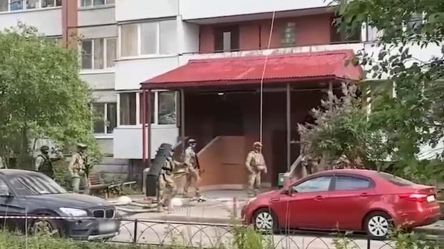 В Петербурге 59-летний чеченец забаррикадировался в квартире и ведет огонь по сотрудникам полиции
