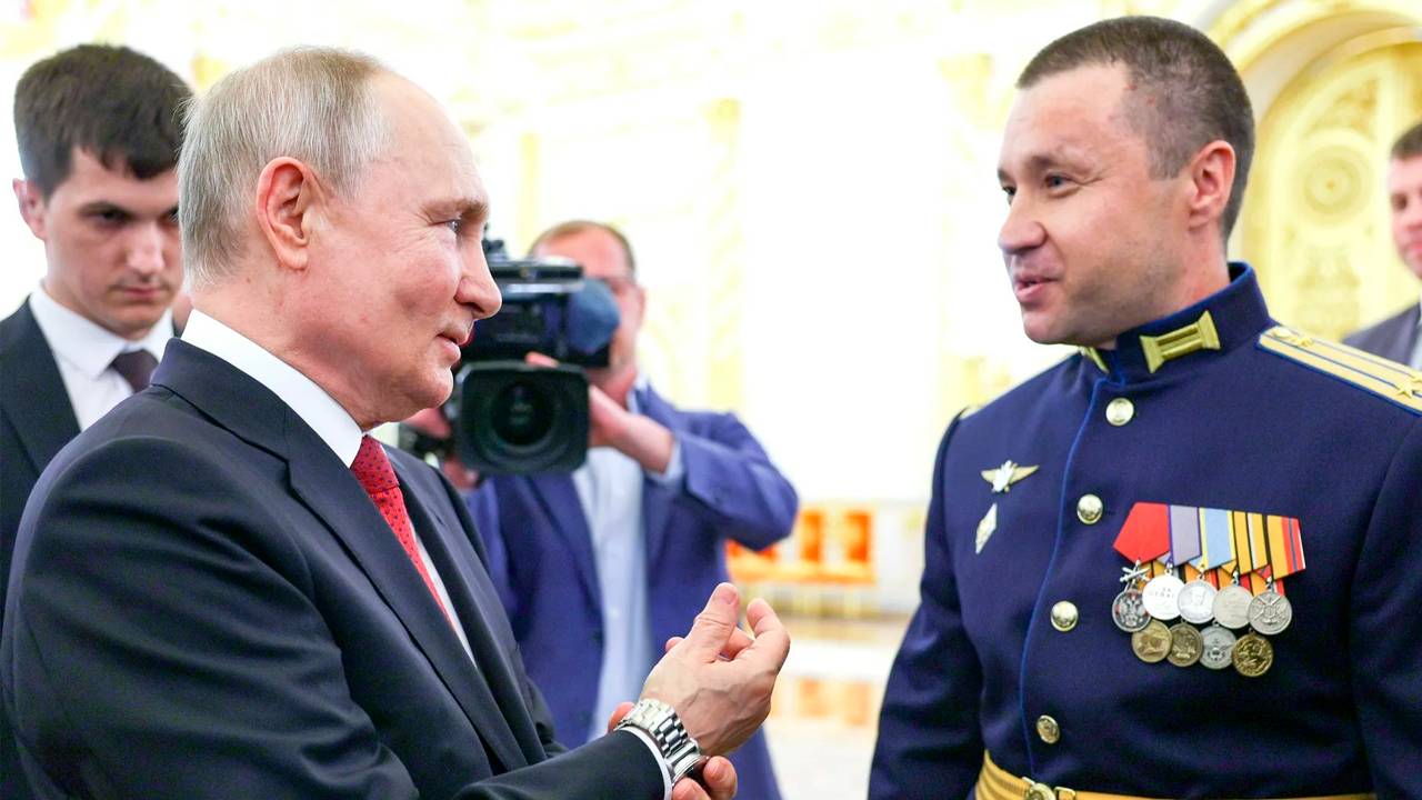 Путин поздравляет выпускников военных вузов