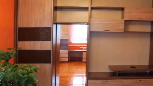 Шафа-купе в якості міжкімнатної перегородки.Розділення кімнати на дві робочі зони.