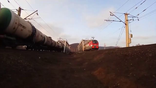 Система электровозов 2ЭС5К-047/055 "Ермак" с наливным поездом и толкач 4ЭС5К-008 "Ермак" в хвосте.
