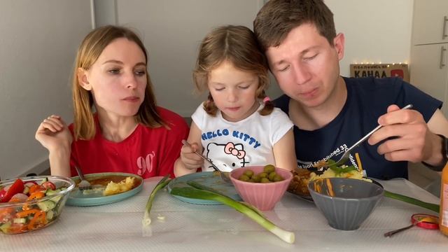 МУКБАНГ ГУЛЯШ | НЕТ МЕБЕЛИ В КВАРТИРЕ | КУШАЕМ НА ПОЛУ | mukbang