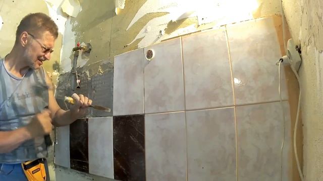 Снимаем старую плитку реноватором