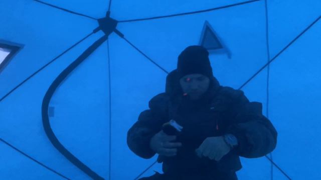 Моё первое видео. Выезд на озеро за карасём. Пытаюсь достать карасика. #зимняяловлярыбы #рыбалка
