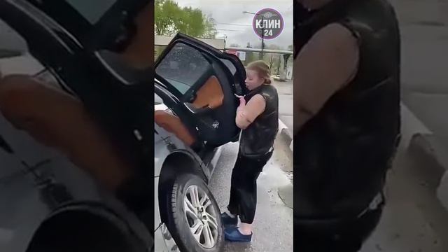 В городе Высоковск нетрезвая девушка влетела в яму на автомобиле