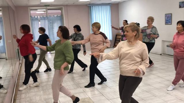 Занятия танцами проекта "Активное долголетие" в мкр. Врангель
