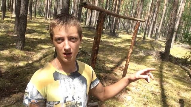 Строю дом из стрейч плёнки и делаю финскую свечу в лесу