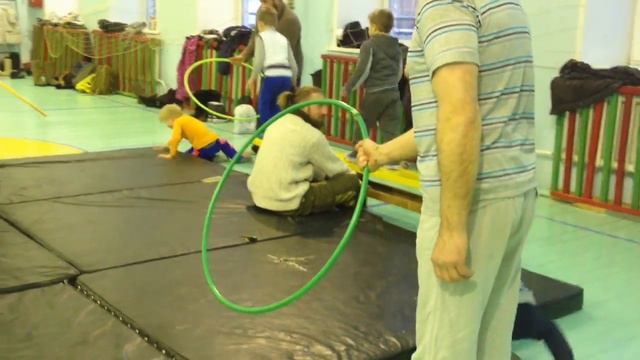 Игры с кольцами. Фрагмент игр с детьми на семинаре Пермской заставы в Красновишерске