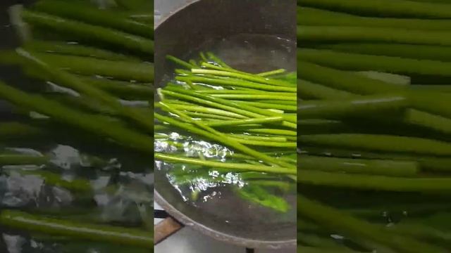 еда как я готовлю чесночные стрелки. черемша.