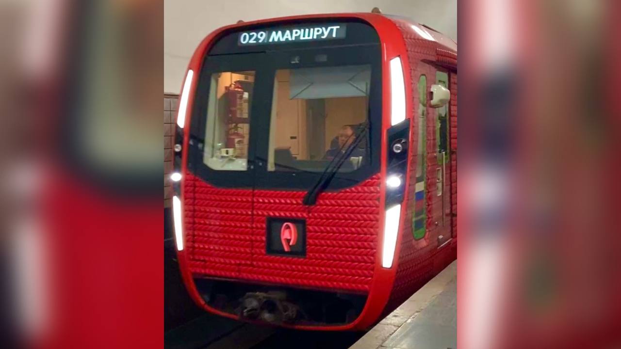 Новогодний поезд метро Москва «Вязанка"