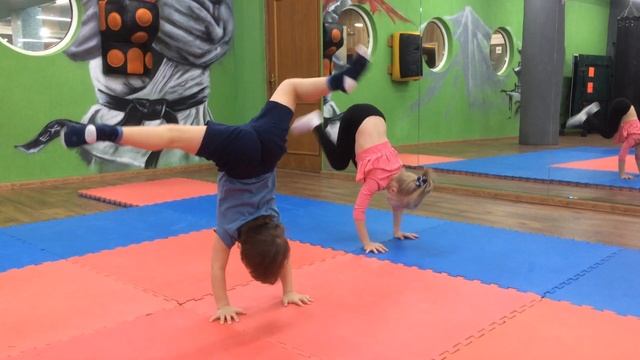 Подводящий элемент к стойке на руках. Акробатика дети 4-6 лет