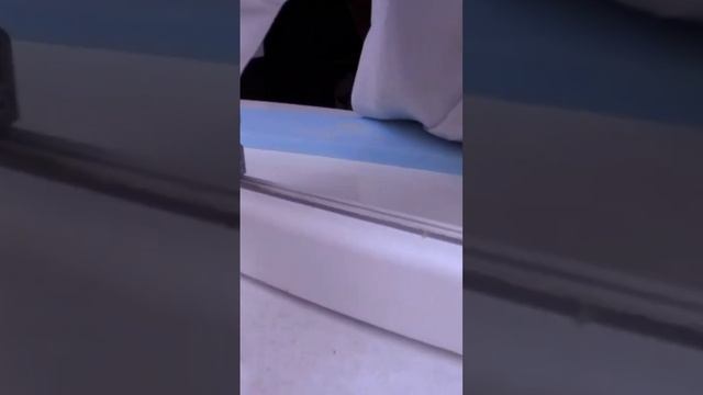 В каком случае нужно заделать щель под отливом окна?