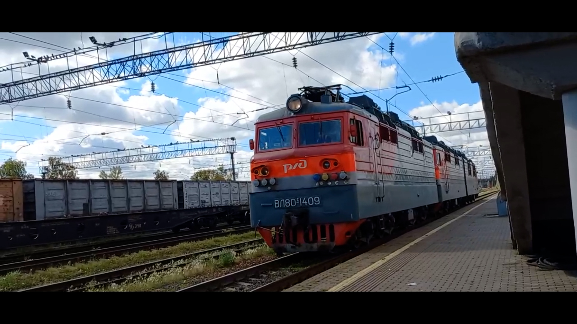 Железная дорога. Электровоз ВЛ80С-1409Б/2185 на станции Агрыз.
