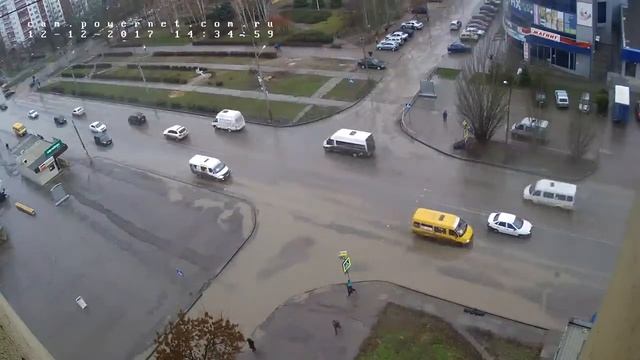 Лужа на пешеходном переходе перекрёстка улиц Мира и Оломоуцкая.