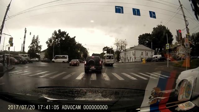 Езда без правил.  Проезд Перекрестка улица 12 лет Октября.