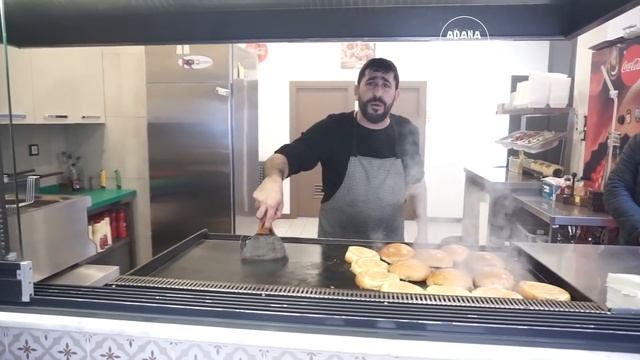 ÇILGIN HAMBURGERCİNİN İNANILMAZ ŞOVU ( 4 milyon izlenen hamburger yapımı )