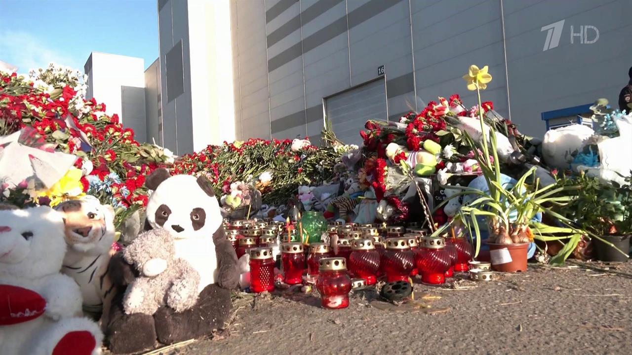 Родные и друзья ищут пропавших при нападении на концертный зал в Красногорске