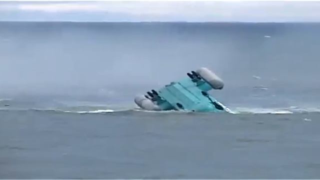 Вертолет садится на воду