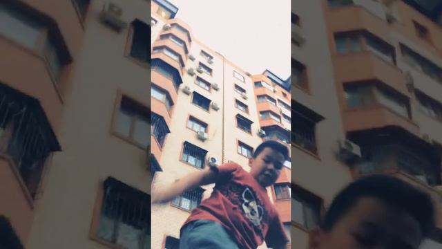 Это я с другом в Ташкенте я живу в 4подъезде номер от домофона 67 B в длим хаусе