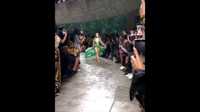 Jennifer Lopez astonishing catwalk closing the Versace Spring 2020 - Full video