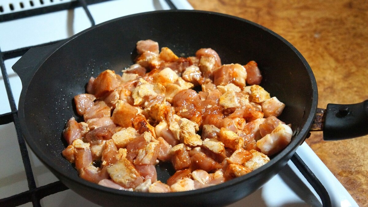 Рецепт вкусного ужина на оной сковороде. Жареная картошка с мясом и луком на сковороде.