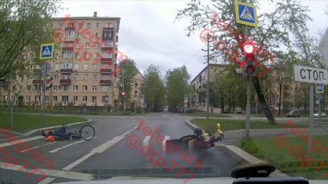 Москве два велосипедиста столкнулись «лоб в лоб» на одном из пешеходных переходов.