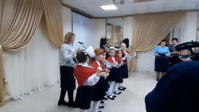 Дети 1 А класса Лицея им. Г.Ф. Атякшева г. Югорска поздравляют с Днем матери Совет ветеранов