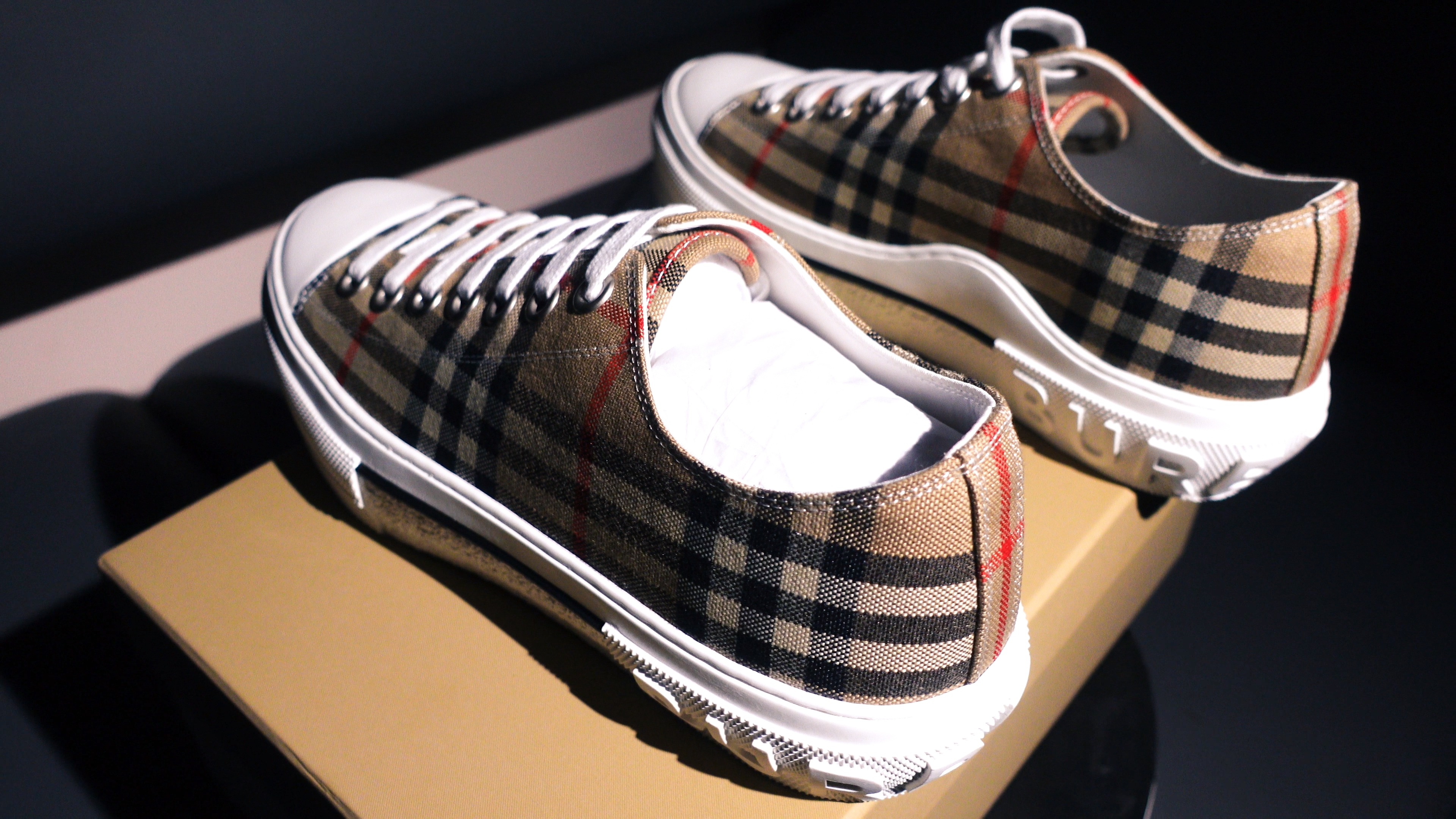 Burberry lowsneakers.
