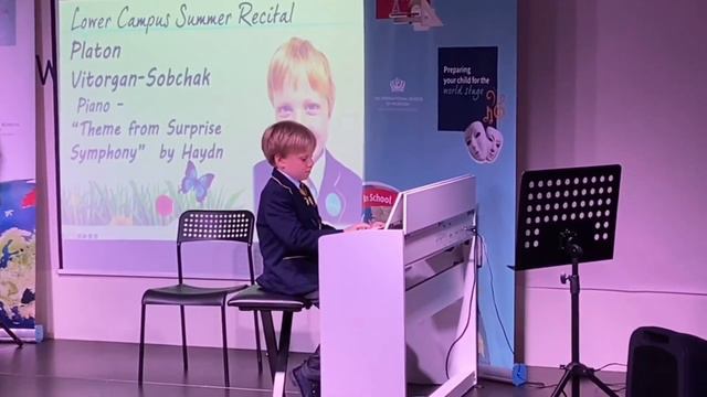 Сын Ксении Собчак и Максима Виторгана - Платон вышел на публику и сыграл на пианино