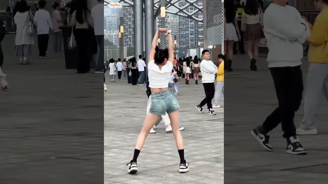 Девушка в шортах 💐 Танец девушки