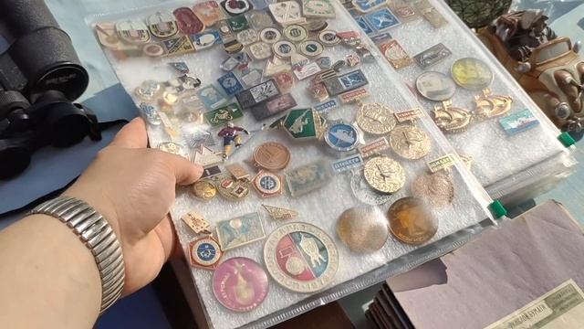 Барахолка в Подмосковье. Немецкие награды лежат рядом с иконами. Пришлось их купить...