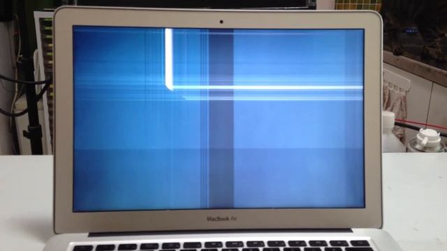 MacBook Air (13吋, Late 2010) 螢幕面板擠壓破裂