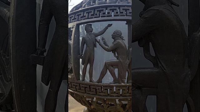 Скульптура-фонарь на улице Пушкинской в Ростове-на-Дону.