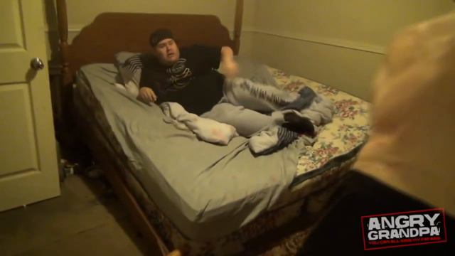 ЗЛОМУ ДЕДУ СЛОМАЛИ КРОВАТЬ