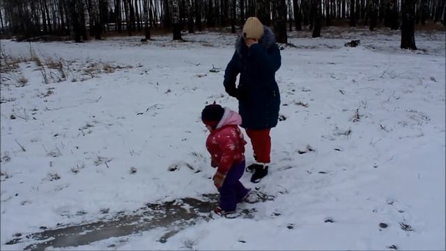 ребёнок учиться кататься по льду