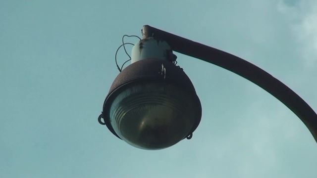 Старый уличный фонарь СПЗП-500 с лампой ДРЛ отпавшей из-за времени  внутри плафона.