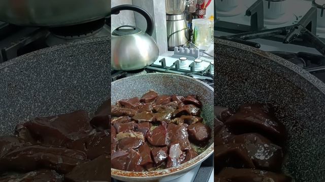 Говяжья печень на сковороде, получается очень мягкая и вкусная 😉