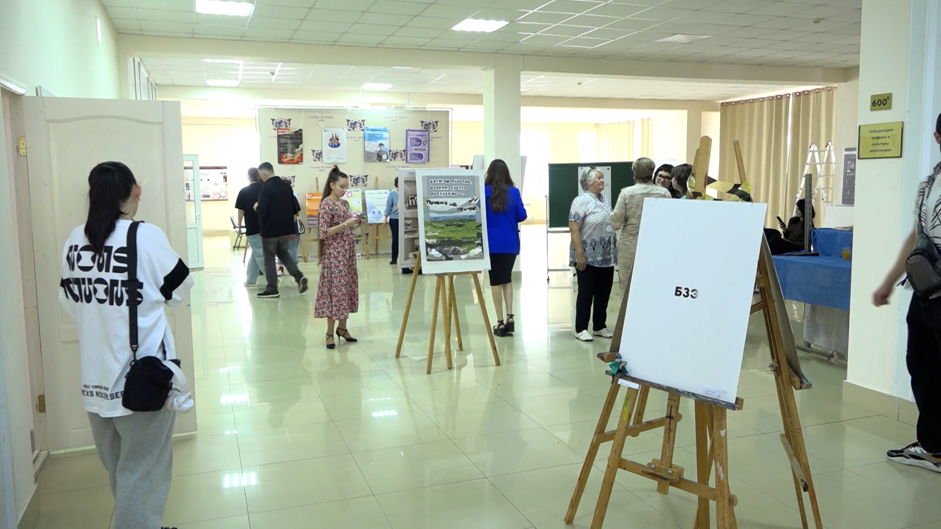 В колледже дизайна КБГУ открылась выставка плакатов на социальную и экологическую темы