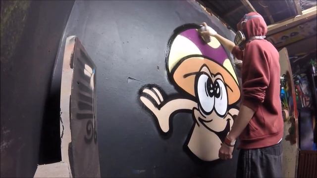 Spray Painting A Graffiti Character / Real Time Footage