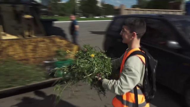 Несколько сотен жителей города вышли на городской субботник, чтобы прибрать набережную