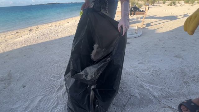 Почистили берег мальдивского острова от пластикового мусора. Берегите природу!