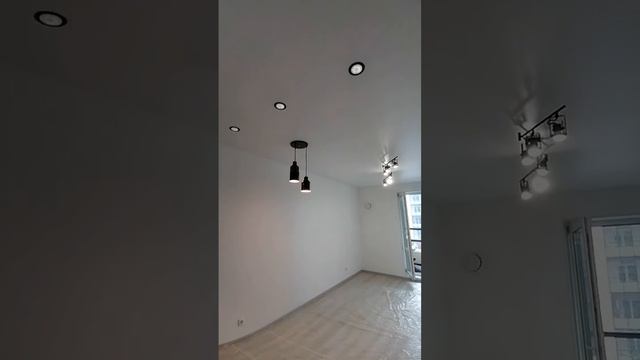Матовый натяжной потолок с 3-я группами светиль